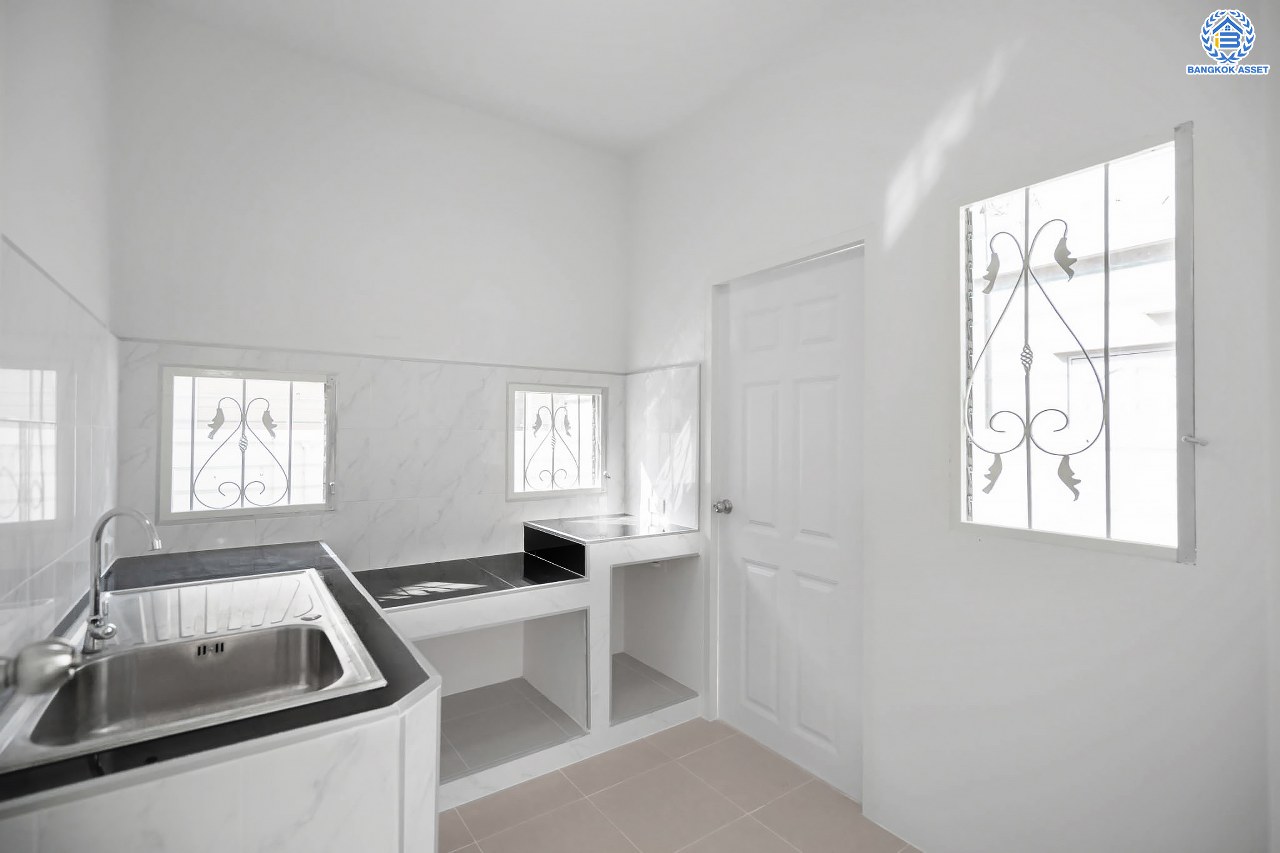 บ้านมือสองตกแต่งใหม่ โครงการ พฤกษ์ลดา1 บางใหญ่ บนเนื้อที่ 50 ตร.ว. ฟังก์ชัน 4 ห้องนอน (ห้องนอนชั้นล่าง 1 ห้อง) 2 ห้องน้ำ 2 ที่จอดรถ ทำเลเดินทางสะดวก เชื่อมต่อถนนกาญจนาภิเษก ใกล้รถไฟฟ้าสายสีม่วง "สถานีคลองบางไผ่" และทางด่วน "กาญจนาภิเษก"